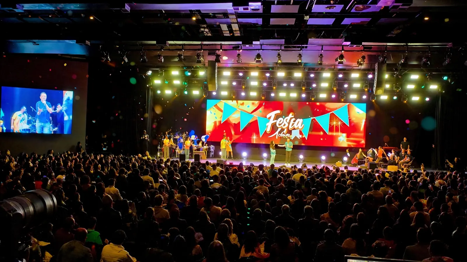 Painel de LED em show com grande público