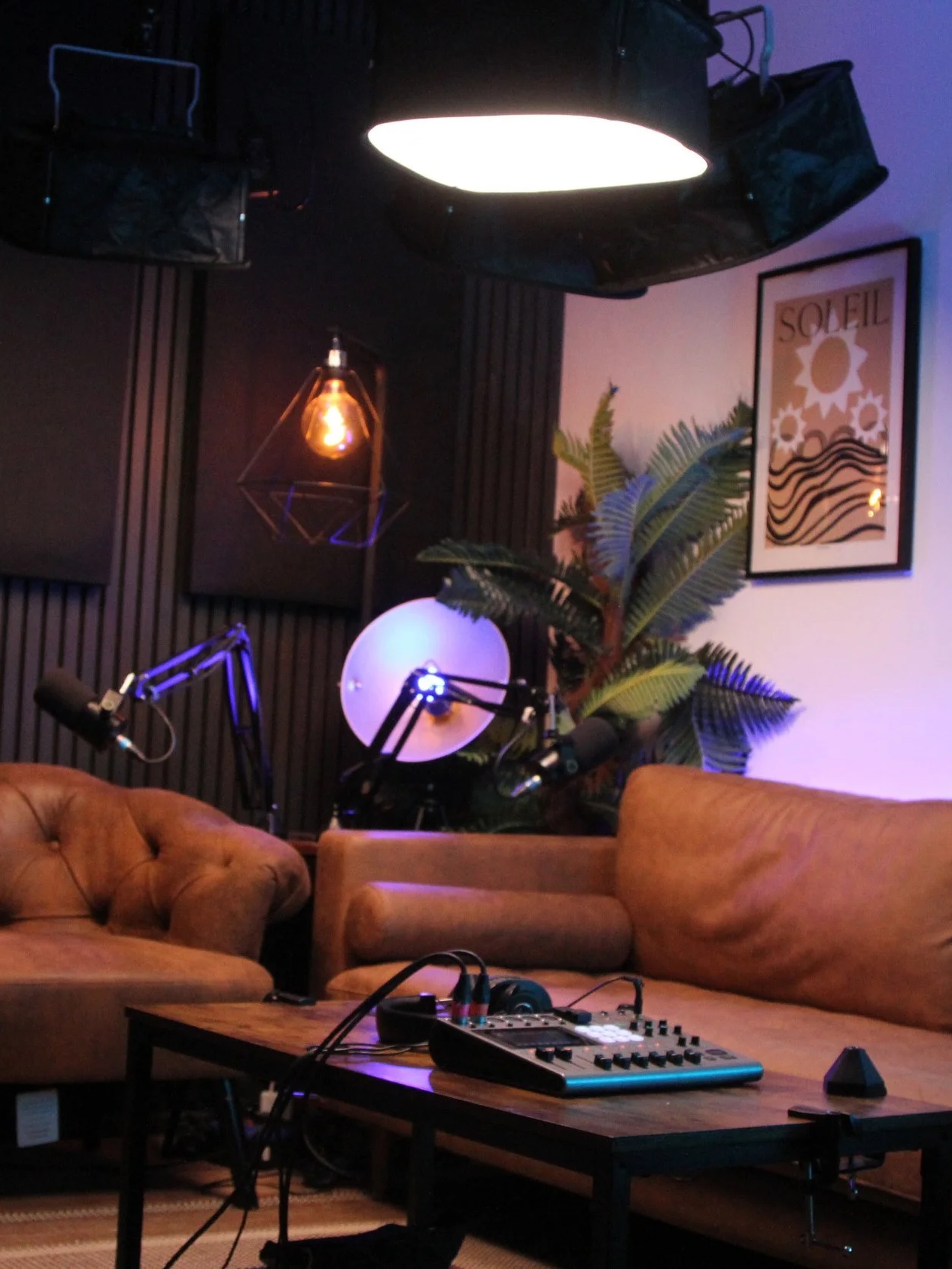 Estúdio de podcast com mesa e iluminação profissional