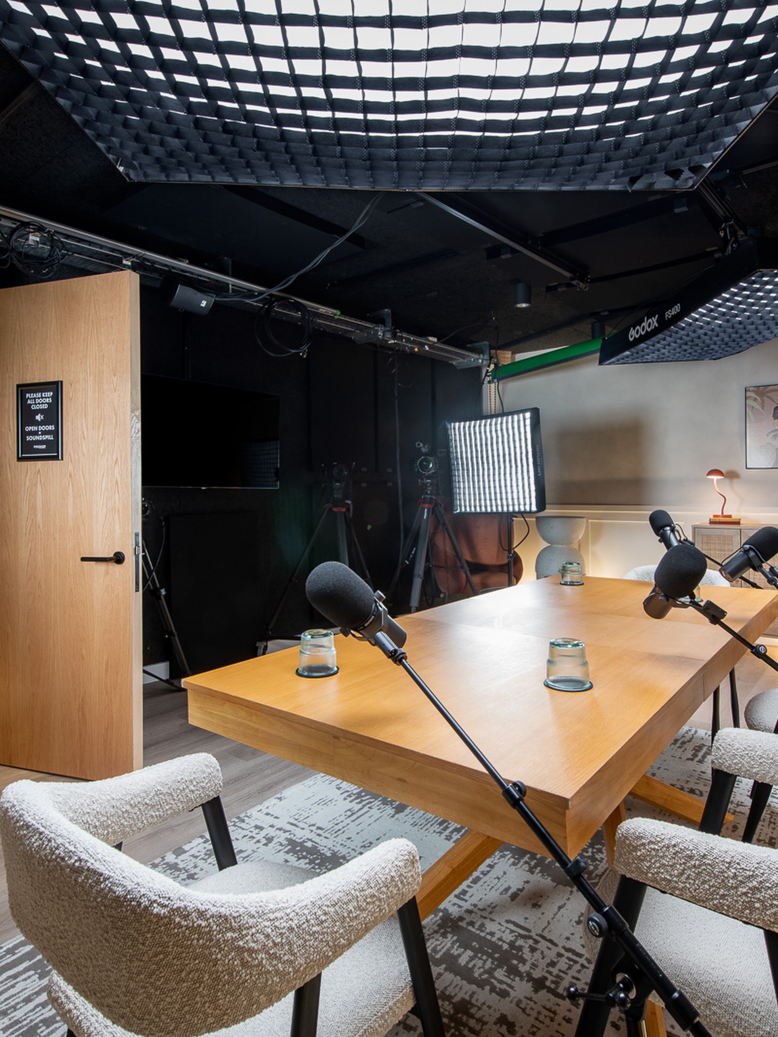 Podcast lounge com sofás e microfones