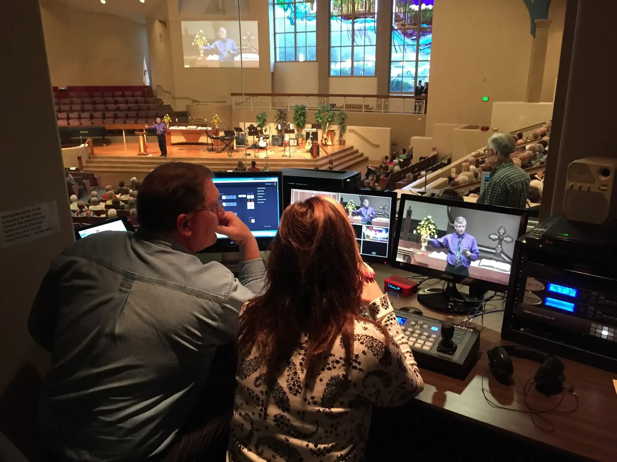 Equipe operando transmissão audiovisual dentro de uma igreja