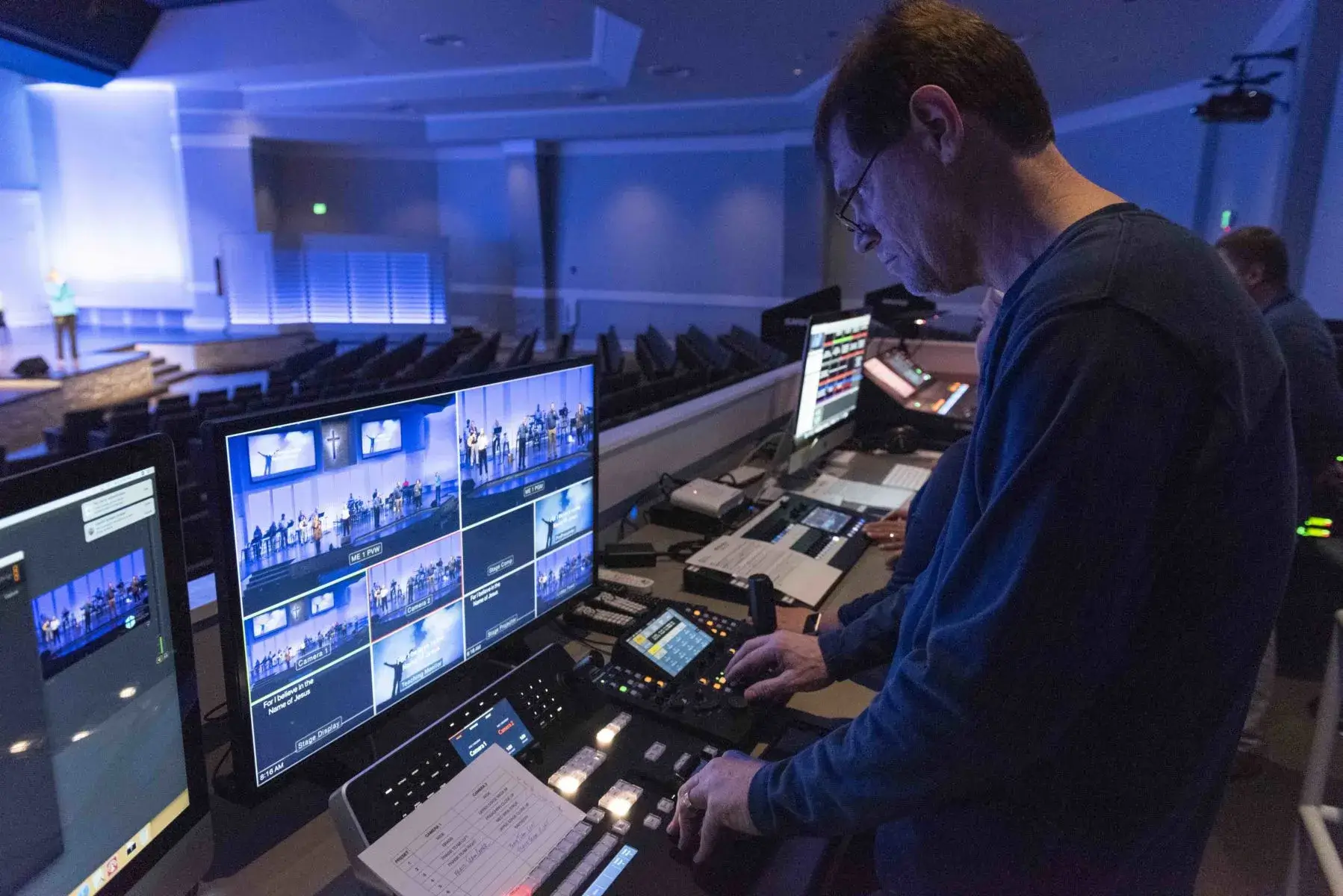 Central de controle de transmissão ao vivo em igreja